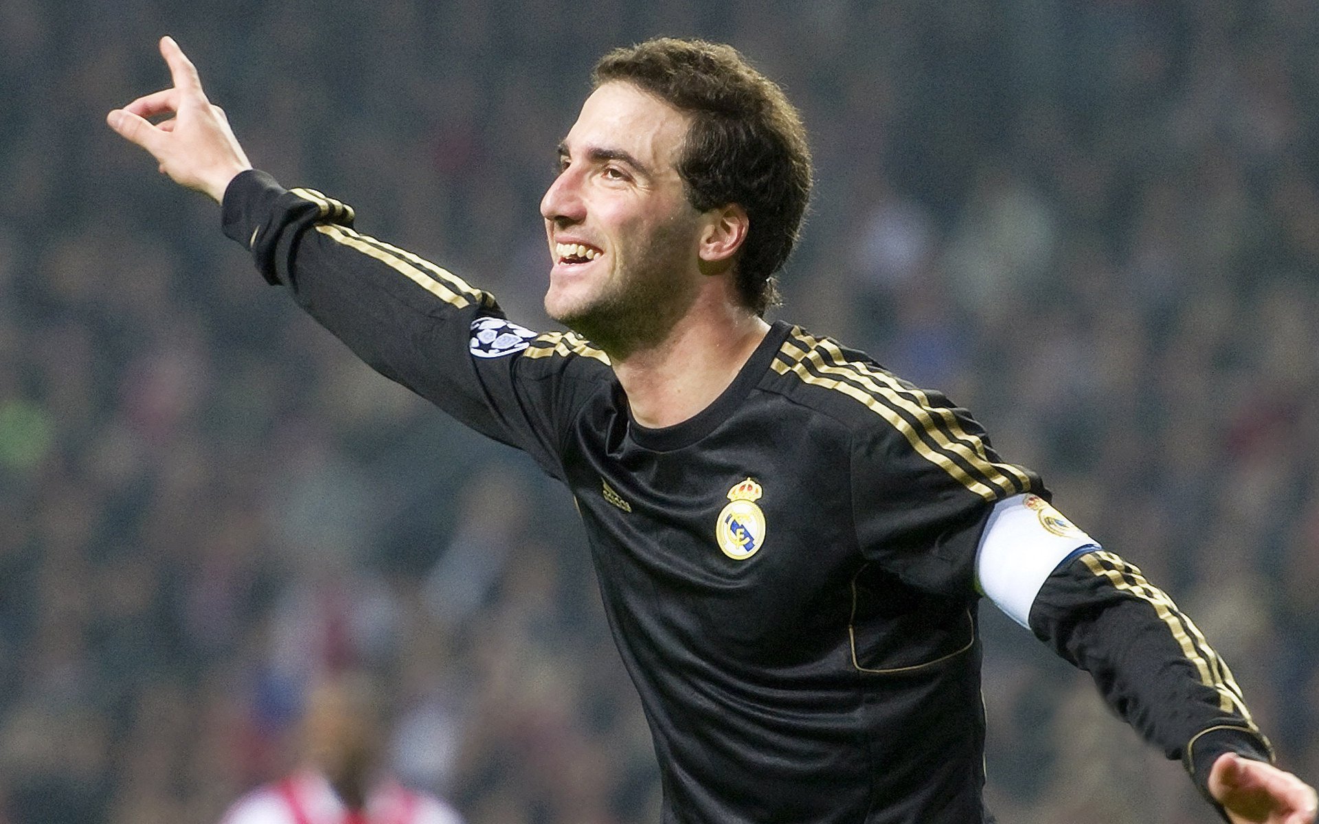 LOL赛后选手落泪引发网友共情圈粉无数,lol职业比赛选手后面的人是什么