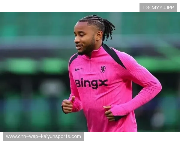 切尔西恩昆库中路接应稳定,几次回敲相当细腻